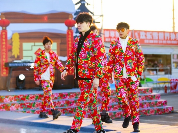 東北滑雪走秀現(xiàn)場。人民網(wǎng)記者 許維娜攝