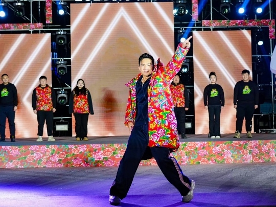 健身教練劉畊宏耐心帶領(lǐng)現(xiàn)場以及線上的朋友們進(jìn)行熱身。人民網(wǎng)記者 許維娜攝