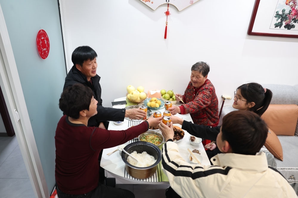 2025年1月22日，遼寧省葫蘆島市綏中縣祝家溝村村民朱西存一家在新房里。新華社記者姚劍鋒 攝