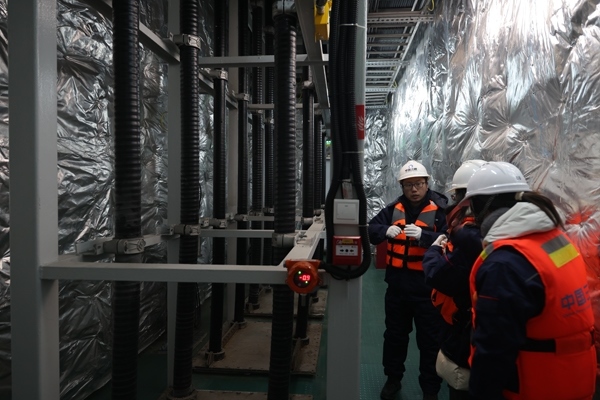 運(yùn)維人員在風(fēng)電場(chǎng)海上升壓站上進(jìn)行巡視檢查。受訪者供圖