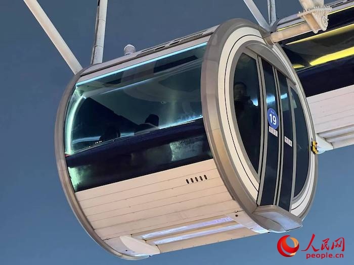 安裝了四要素微型氣象站的摩天輪轎廂。人民網(wǎng) 高清揚攝