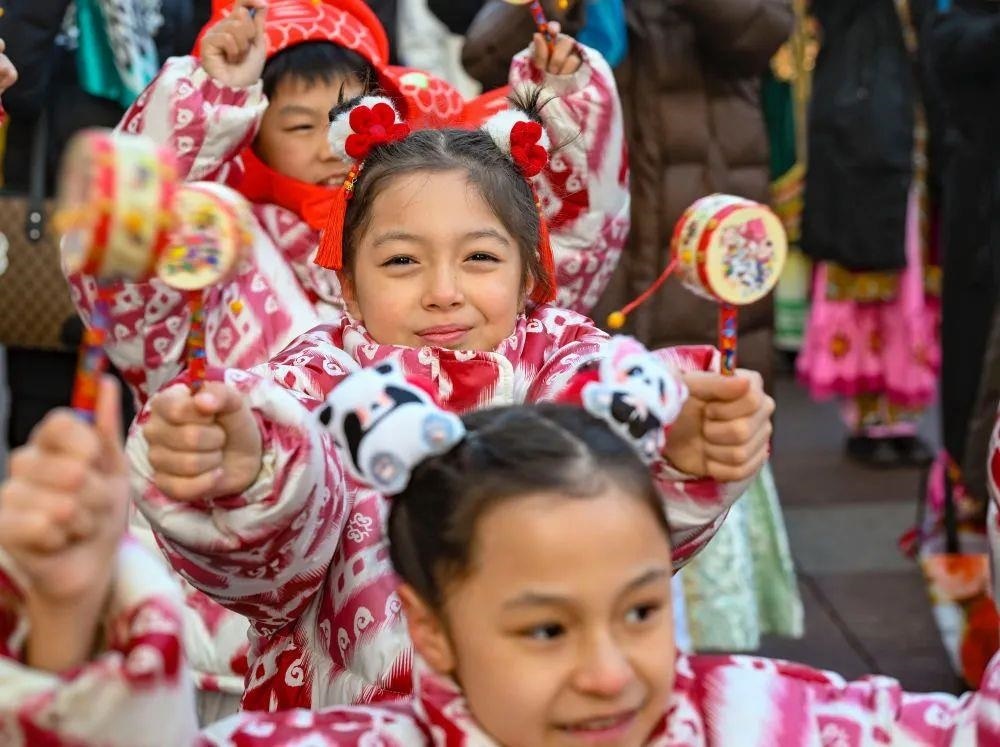 △新疆大巴扎社火迎新春，孩子們在現(xiàn)場表演。