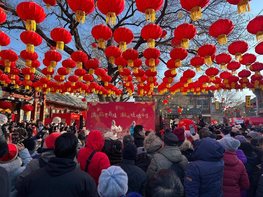 1月29日，市民游客在北京廠甸廟會感受濃濃年味。新華社記者 楊淑君 攝