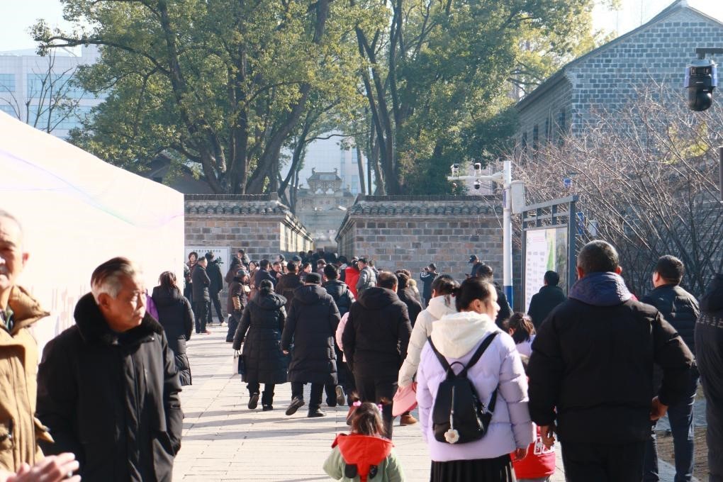 1月29日，游客在安徽省桐城市的六尺巷游覽。新華社記者 許諾 攝