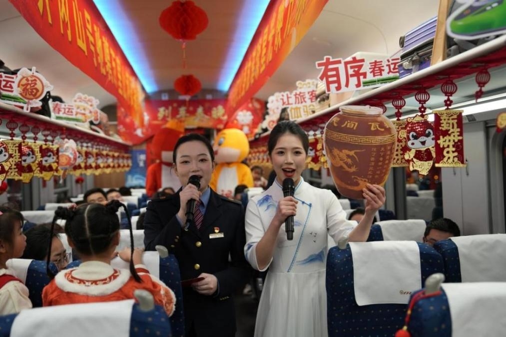 列車乘務(wù)員向旅客介紹江西美食——瓦罐湯。人民網(wǎng) 歐陽易佳攝