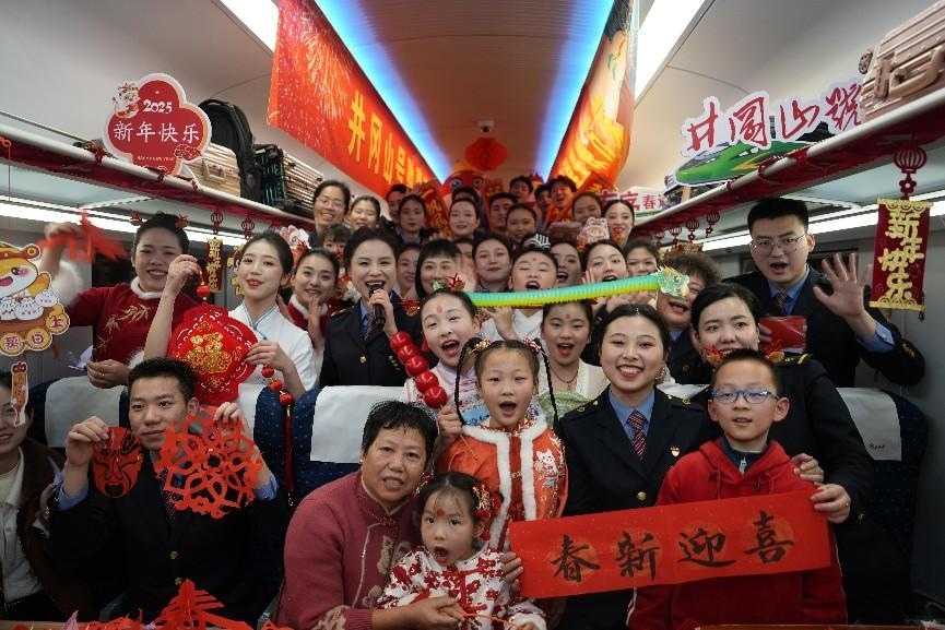 全體演職人員與旅客大合影。人民網(wǎng) 歐陽易佳攝