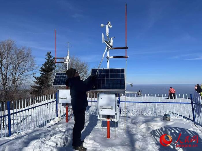 工作人員正在對氣象設備進行日常維護。人民網(wǎng) 高清揚攝