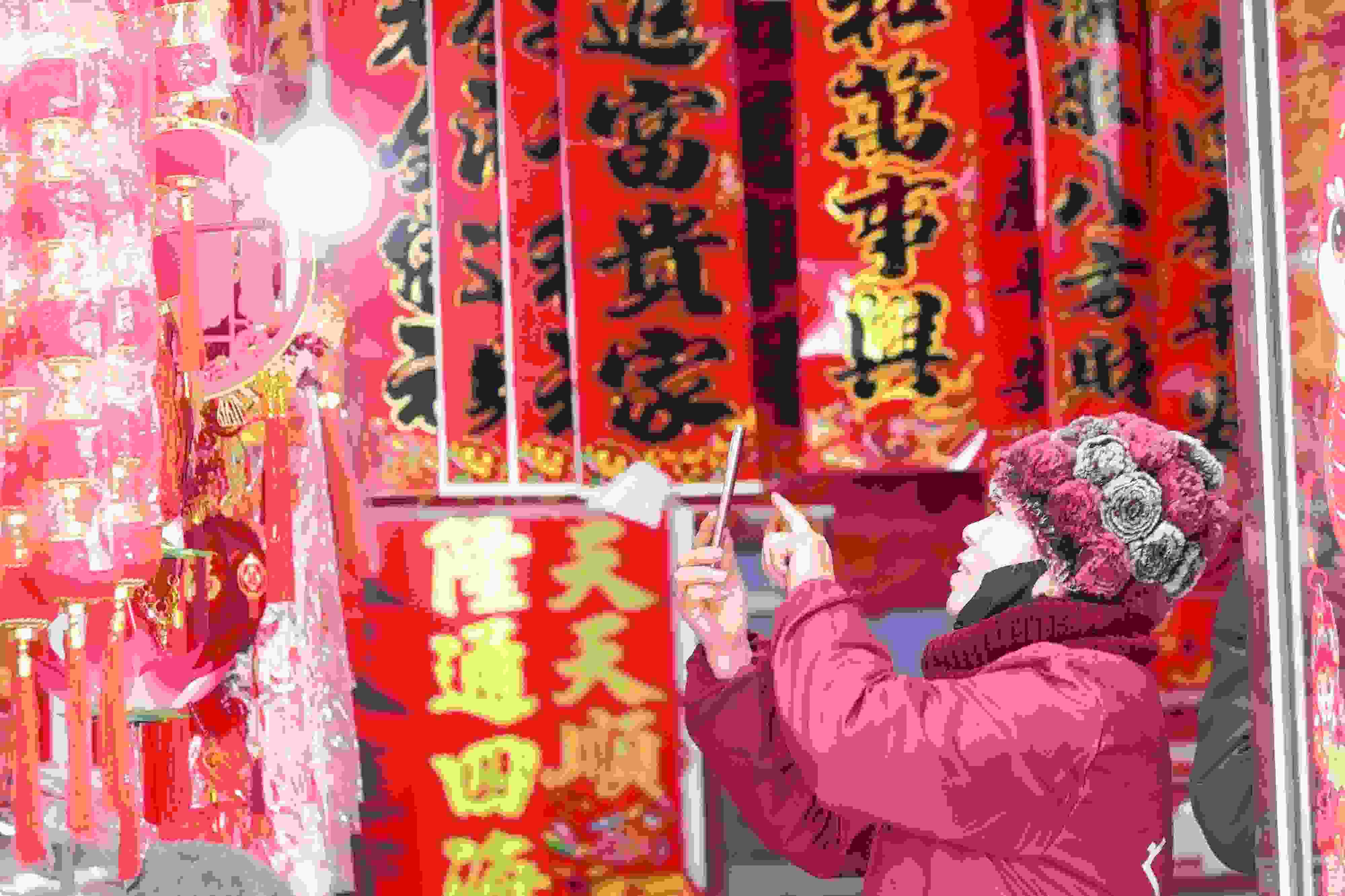 2025年1月5日，在山東省高密市夏莊鎮(zhèn)東李家村，商戶(hù)通過(guò)手機(jī)在網(wǎng)上推銷(xiāo)新春飾品。