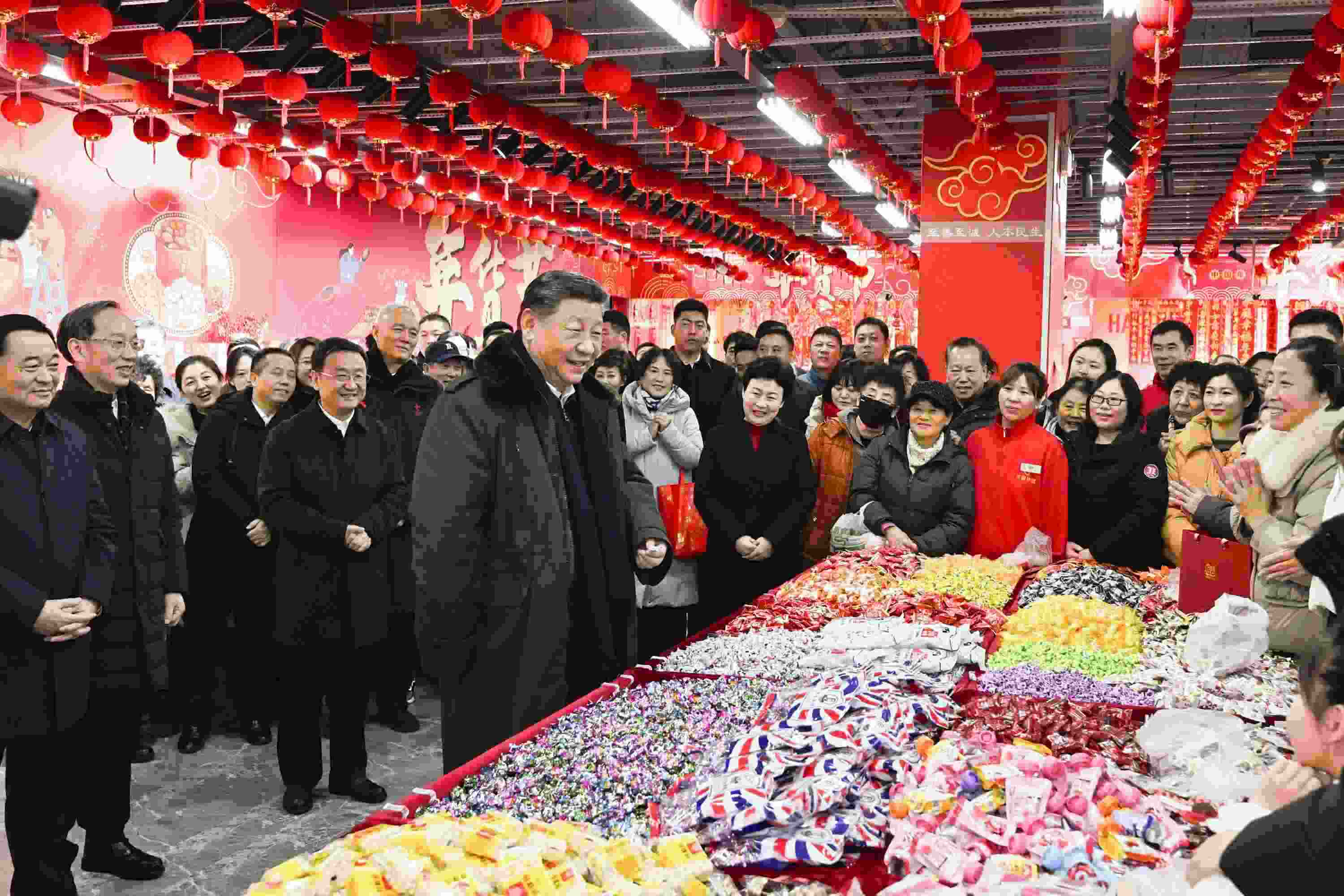 2025年1月23日，習(xí)近平總書記在遼寧沈陽大東副食品商場(chǎng)考察時(shí)，同店主和顧客親切交流，向大家致以新春祝福。