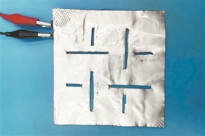 帶有矩形孔的袋式電池。圖片來源：英國《新科學(xué)家》雜志網(wǎng)站