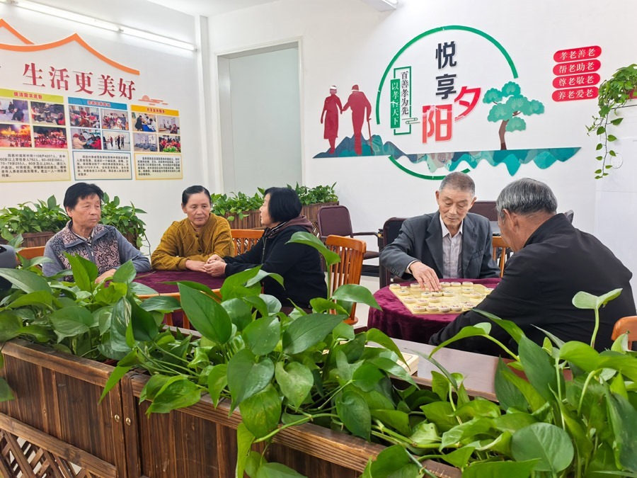 圖為湖北省咸寧市嘉魚縣潘家灣鎮(zhèn)四邑村養(yǎng)老服務(wù)驛站一角（2024年11月5日攝）。新華社記者 肖藝九 攝