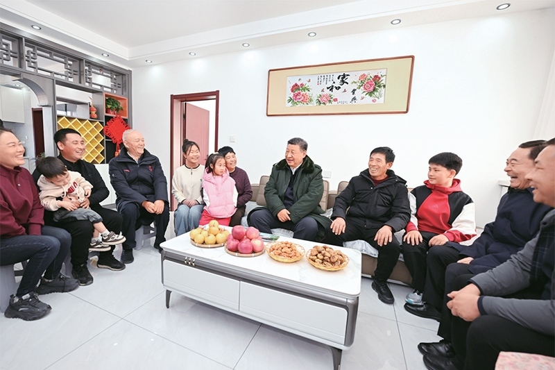 2025年1月22日至24日，中共中央總書記、國家主席、中央軍委主席習(xí)近平冒著嚴(yán)寒來到遼寧，看望慰問基層干部群眾。這是22日下午，習(xí)近平在葫蘆島市綏中縣明水滿族鄉(xiāng)祝家溝村考察時(shí)，同村民王寶維一家圍坐一起拉家常。 新華社記者 謝環(huán)馳/攝