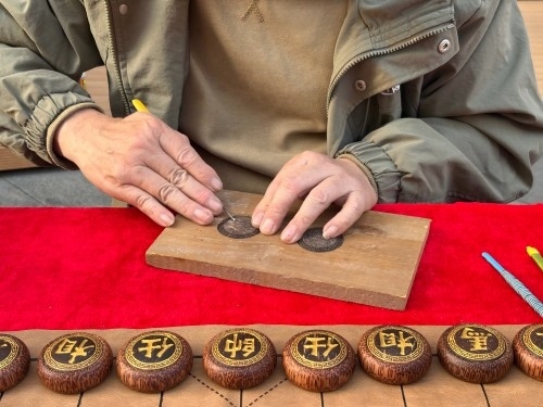 柯秋楓正在雕刻。人民網(wǎng) 陳葉欣攝