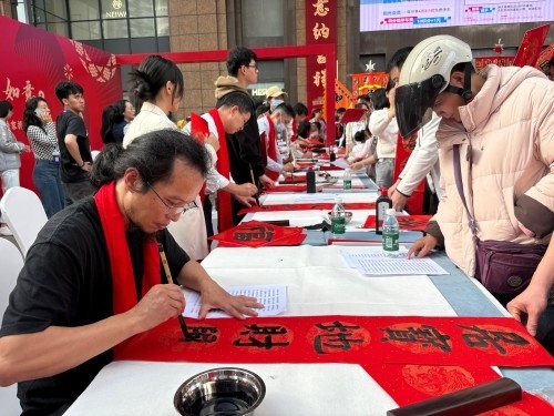 活動(dòng)現(xiàn)場(chǎng)贈(zèng)送春聯(lián)和福字。人民網(wǎng) 陳葉欣攝