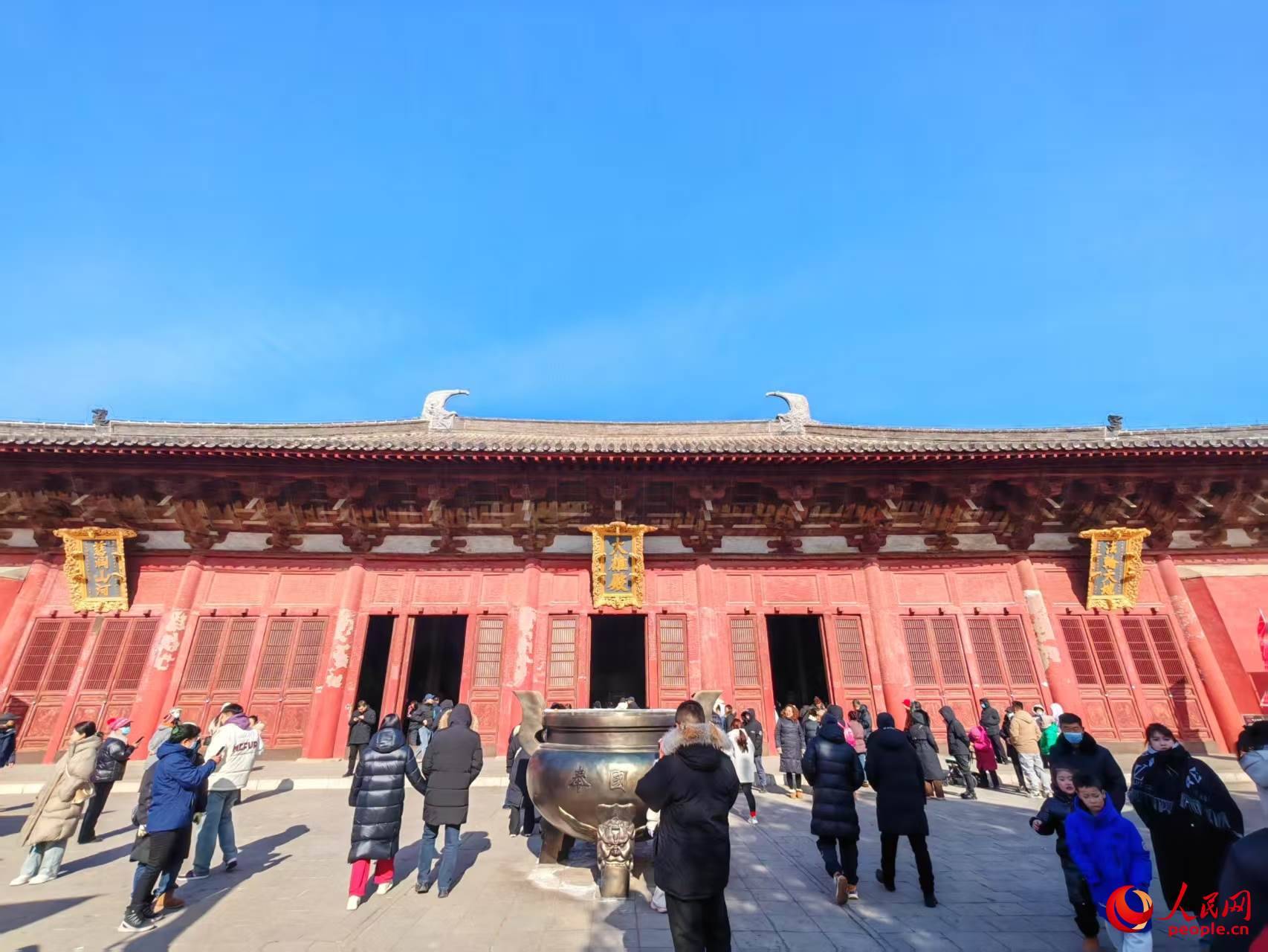 奉國寺的大雄殿外。人民網(wǎng)記者 王子鋒攝