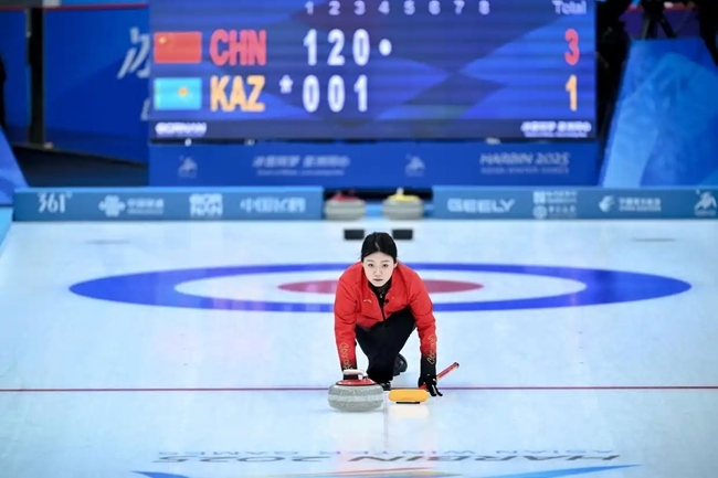2月4日，中國隊選手韓雨在比賽中擲壺。新華社記者 江漢 攝