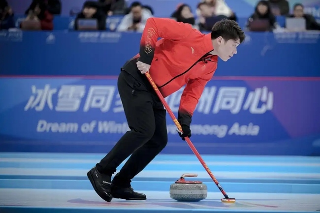 2月4日，中國隊選手王智宇在比賽中擦冰。新華社記者 江漢 攝