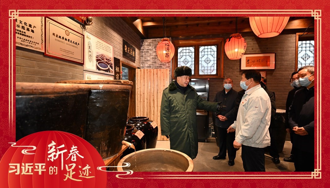 2022年1月27日，習(xí)近平總書記沿街巷察看山西平遙古城風(fēng)貌，走進(jìn)東湖老醋坊，了解當(dāng)?shù)亻_展特色經(jīng)營(yíng)情況。