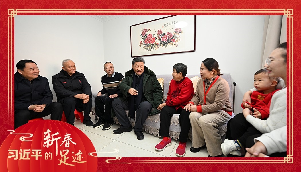 2025年1月23日，農(nóng)歷新年前夕，習(xí)近平總書(shū)記在遼寧沈陽(yáng)大東區(qū)長(zhǎng)安街道長(zhǎng)安小區(qū)考察時(shí)，走進(jìn)居民郎素蘭家中看望。