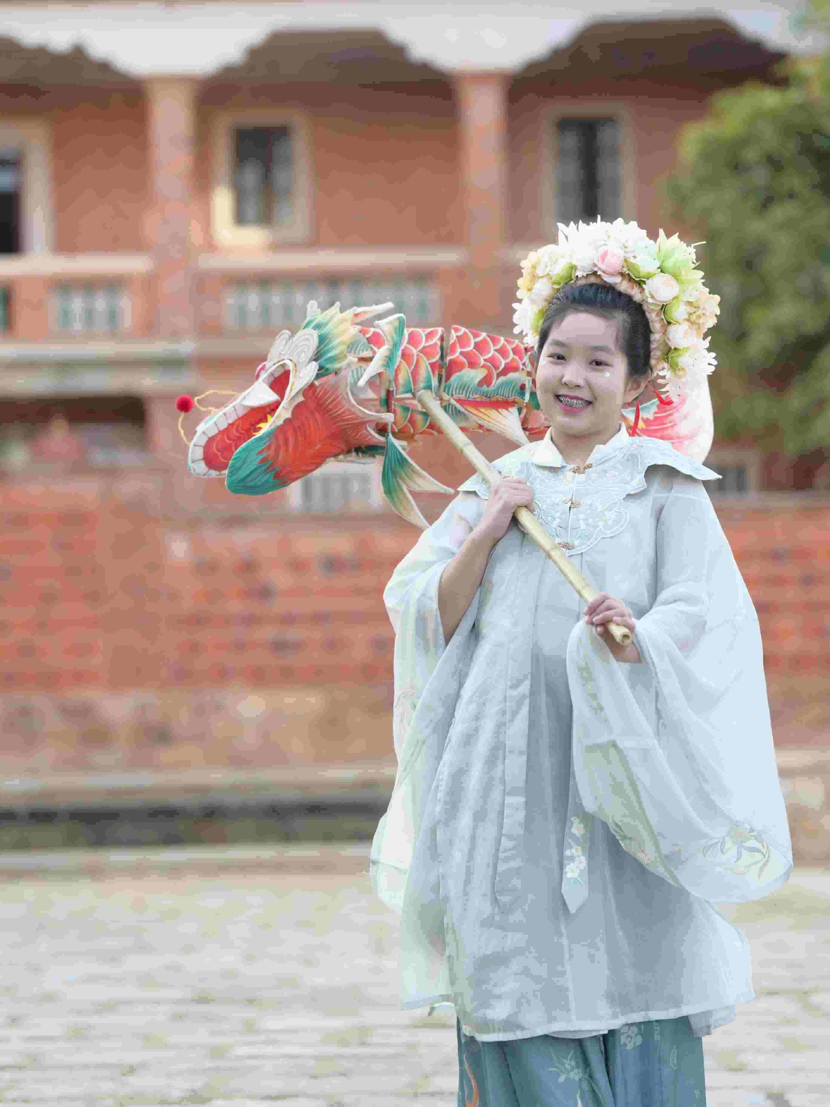 在泉州，沈女士為女兒拍下頭戴簪花的照片。受訪者供圖