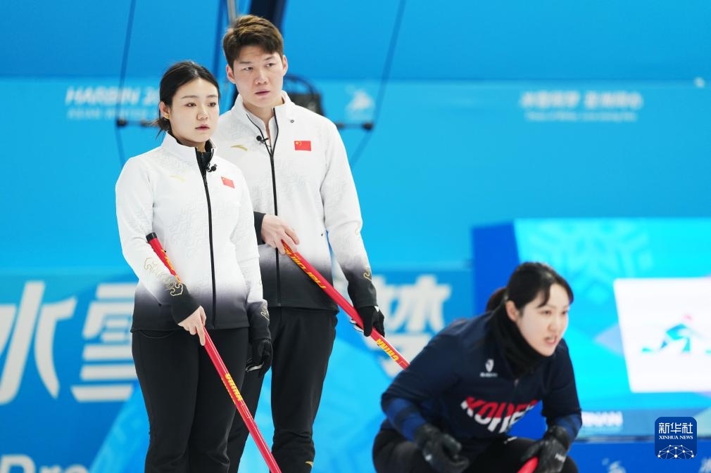 2月6日，中國(guó)隊(duì)選手王智宇（中）、韓雨（左）在比賽中。新華社記者 王松 攝