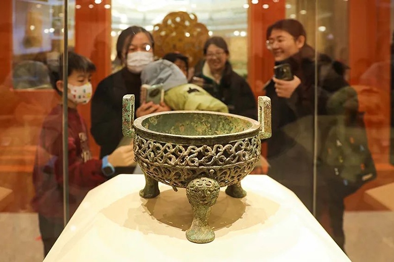 “尋蛇——藏在山西博物院里的蛇”展出的蟠蛇紋鏤空鼎。山西博物院供圖