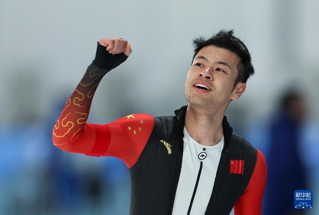 2月8日，寧忠?guī)r慶祝奪冠。新華社記者 王楷焱 攝