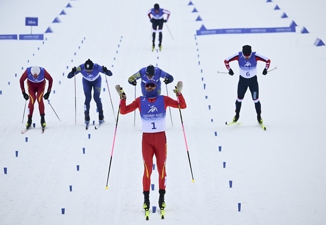 2月8日，王強（中）慶祝奪冠。新華社記者 張龍攝