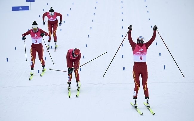 2月8日，李磊（右一）沖過終點后慶祝奪冠。新華社記者 張龍攝