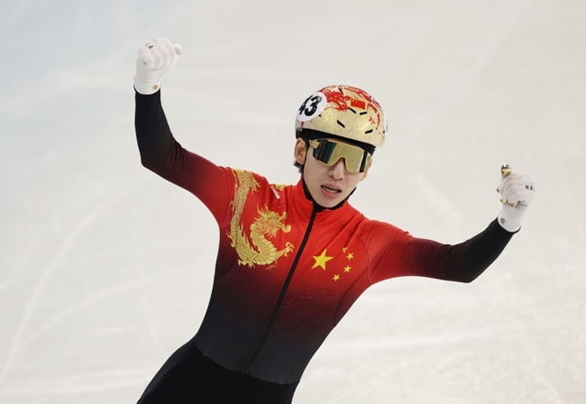 2月8日，林孝埈慶祝奪冠。新華社記者 黃偉 攝