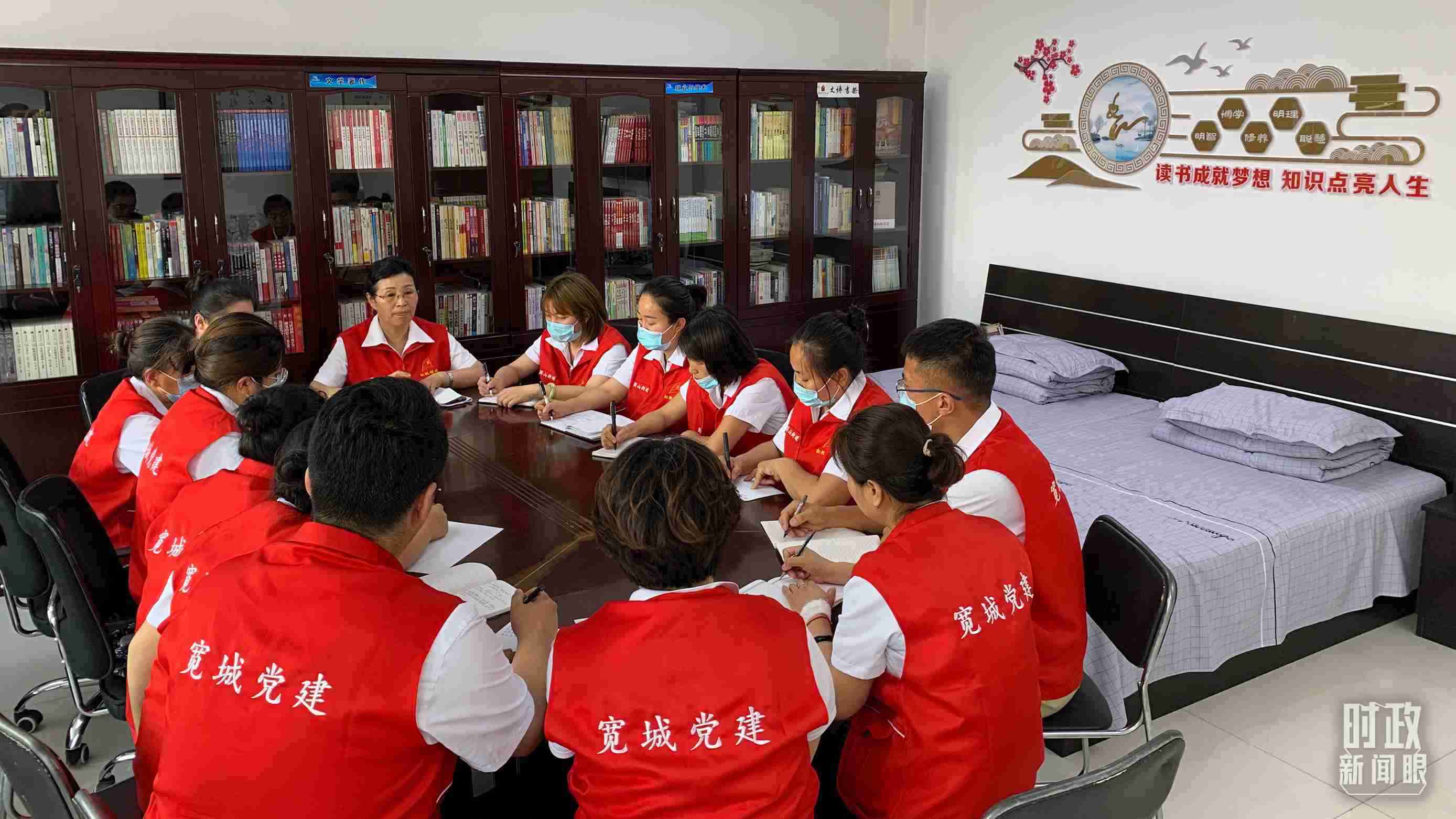 △吉林長(zhǎng)春，長(zhǎng)山花園社區(qū)黨建討論會(huì)。（總臺(tái)央視記者趙化拍攝）