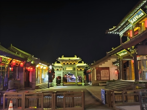 道歉公告發(fā)布后，凌晨5時(shí)的古城。人民網(wǎng)記者 黃鈺攝