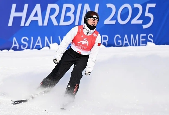 2月9日，徐夢(mèng)桃在完成動(dòng)作后慶祝。新華社記者 夏一方攝