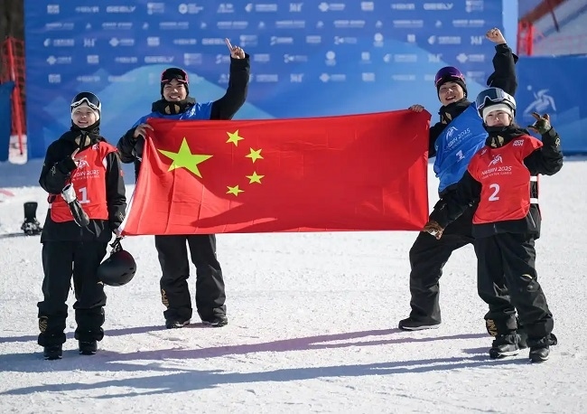 2月10日，中國隊(duì)選手張小楠、楊文龍、姜鑫杰與熊詩芮（從左至右）在比賽后慶祝。新華社記者 楊青攝