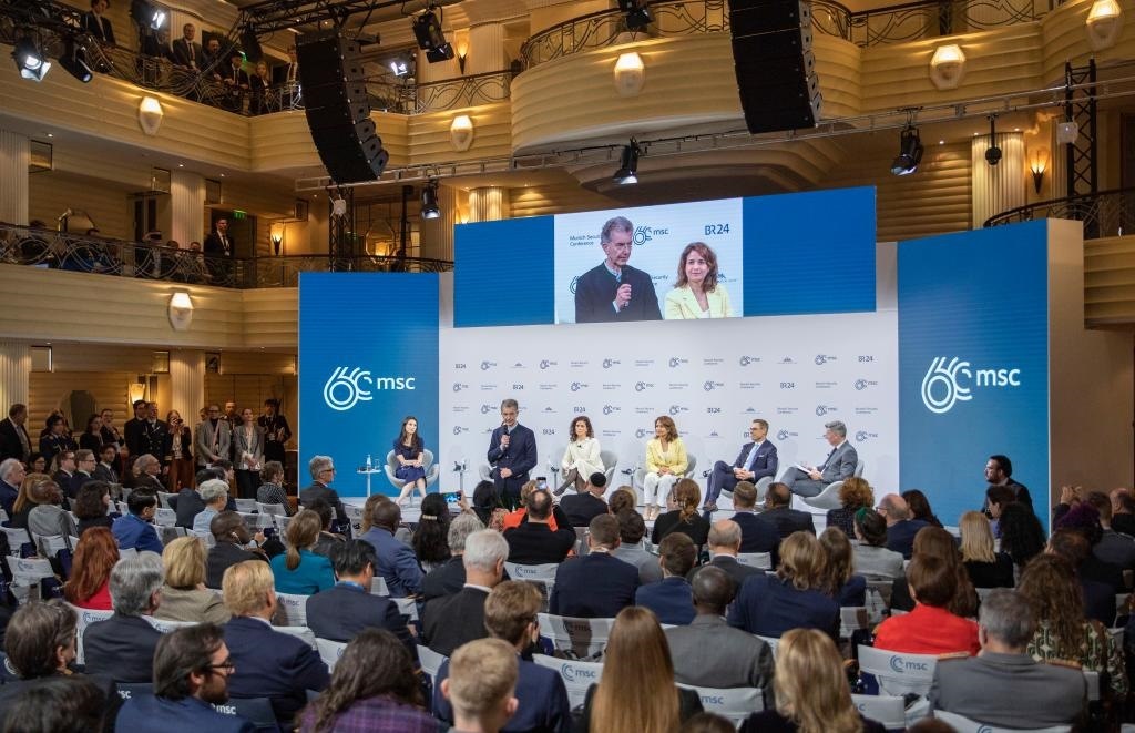 2024年2月18日，慕安會主席克里斯托夫·霍伊斯根（中左二）在德國慕尼黑舉行的第60屆慕尼黑安全會議上發(fā)表閉幕致辭。新華社記者 張帆 攝