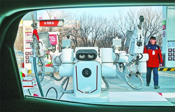智能加油機器人在加能站工作。受訪者供圖