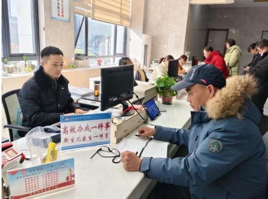 市民在 “高效辦成一件事” 窗口辦理業(yè)務(wù)。彭雪松攝