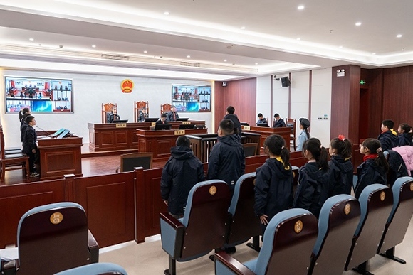 圖③：同學們開展模擬法庭活動。