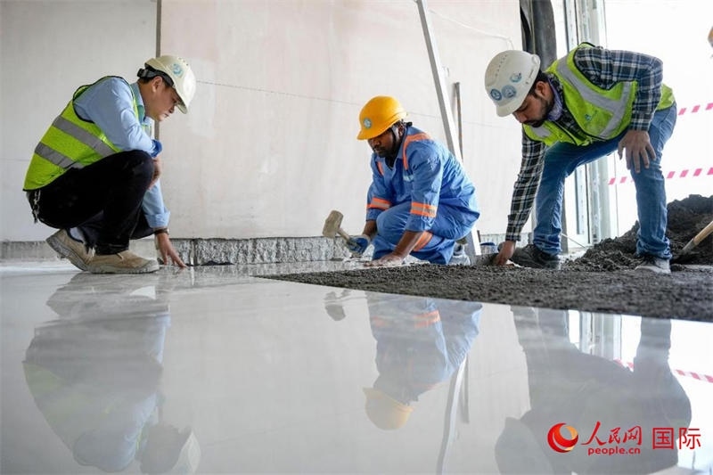 鋪地磚。人民網(wǎng)塔里克·易卜拉欣攝