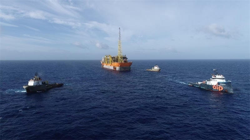 布濟(jì)烏斯七期項目浮式生產(chǎn)儲卸油裝置抵達(dá)油田區(qū)域。巴西國家石油公司供圖