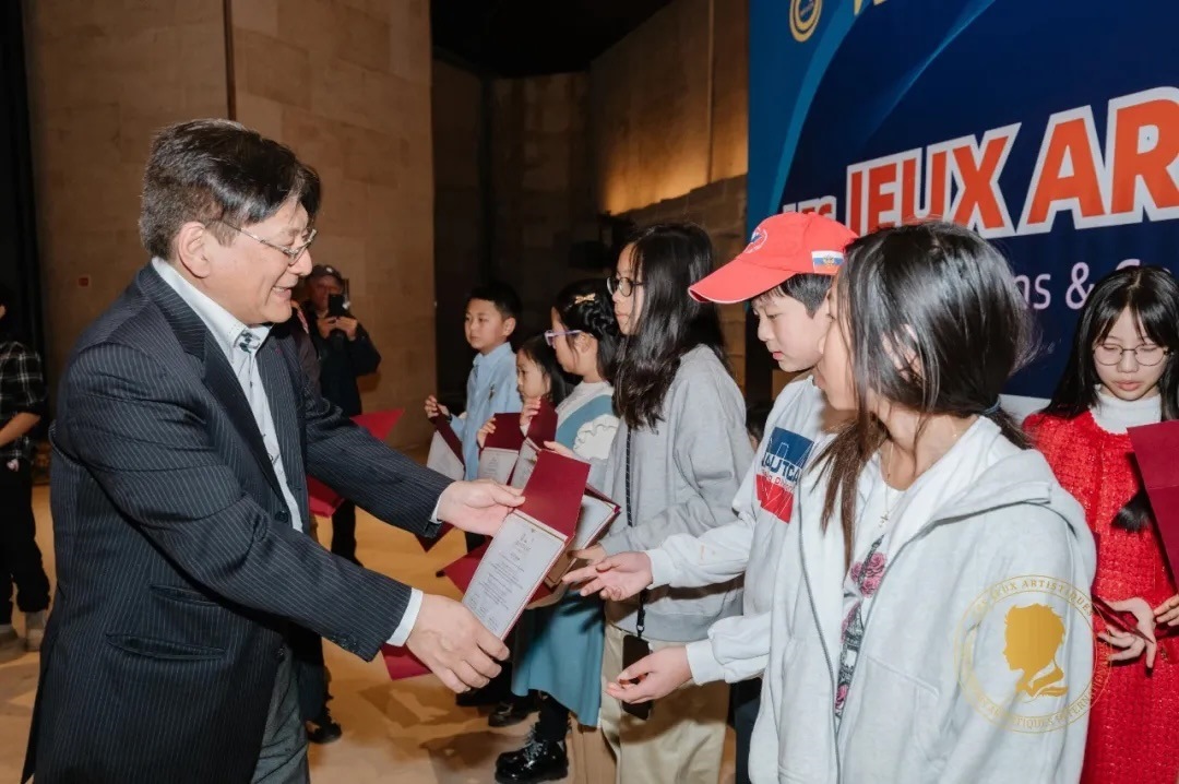 圖2：亞丁為獲獎(jiǎng)兒童頒發(fā)證書(shū)。法中交流促進(jìn)會(huì)供圖