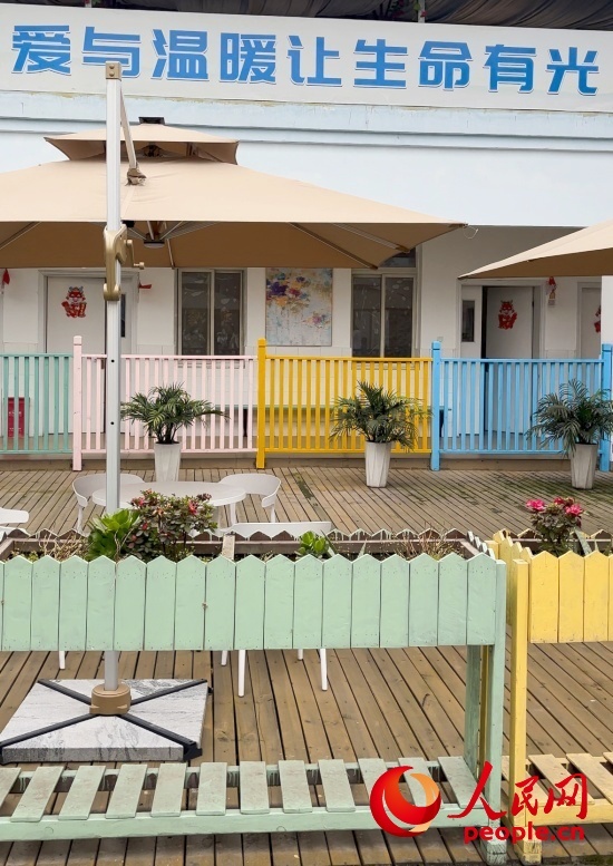 為讓“老小孩”住著開心，南泉鎮(zhèn)衛(wèi)生院設(shè)計(jì)成幼兒園風(fēng)格。人民網(wǎng) 陳葉欣攝