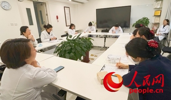 交班會上，海淀醫(yī)院安寧療護(hù)團(tuán)隊(duì)討論患者和家屬需求。人民網(wǎng)記者 金慧慧攝