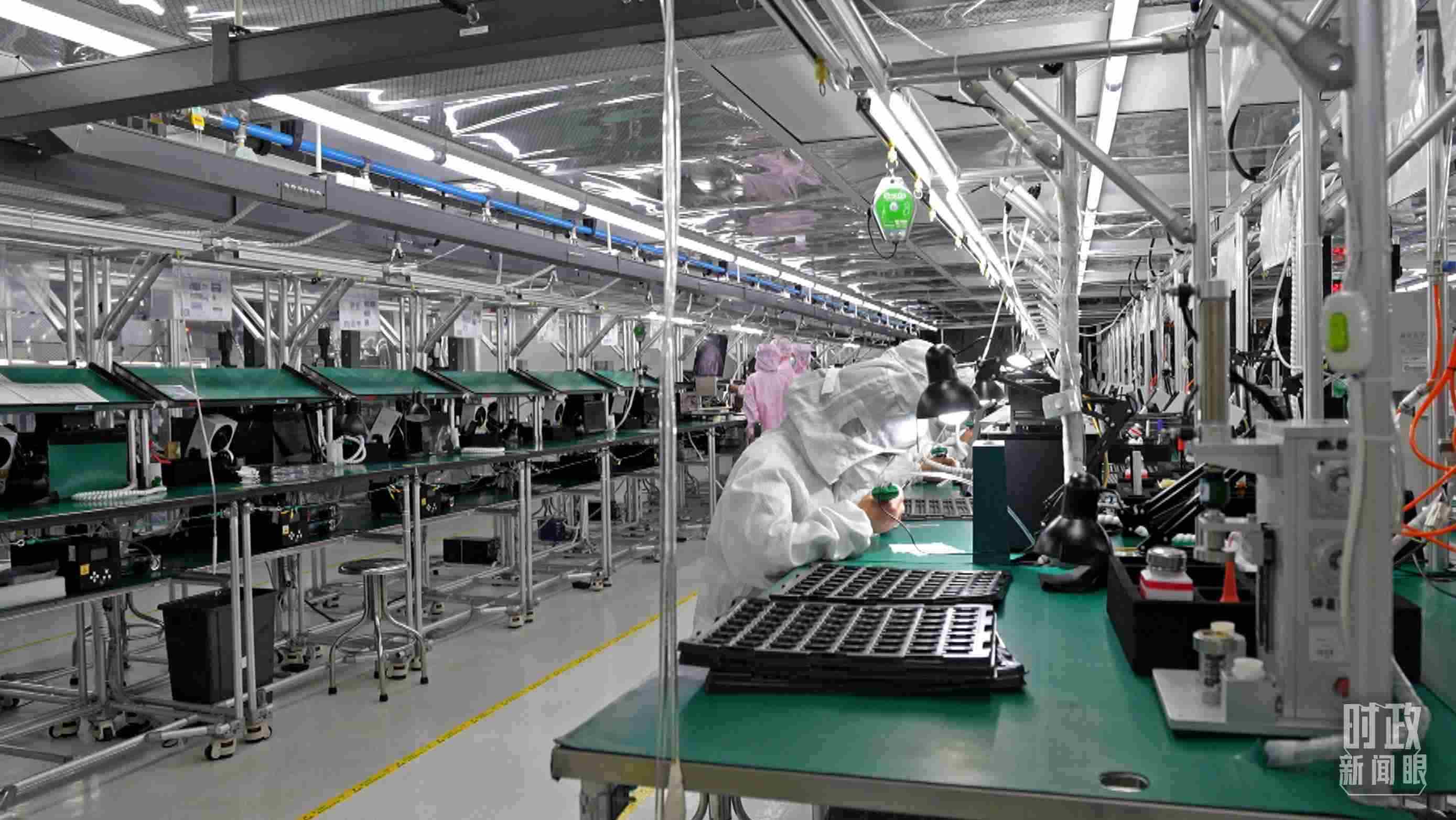 △四川省宜賓市極米光電有限公司的無塵車間光機(jī)組裝線。（總臺(tái)央視記者范學(xué)禹拍攝）