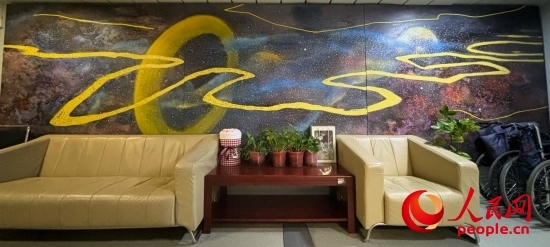 清華長庚醫(yī)院掛著一幅名為“生命長河”的畫，家屬將離世親人的名字寫在上面。人民網(wǎng) 陳葉欣攝