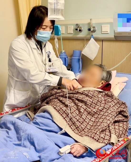 廖澤燕為張婆婆聽診。人民網(wǎng)記者 金慧慧攝