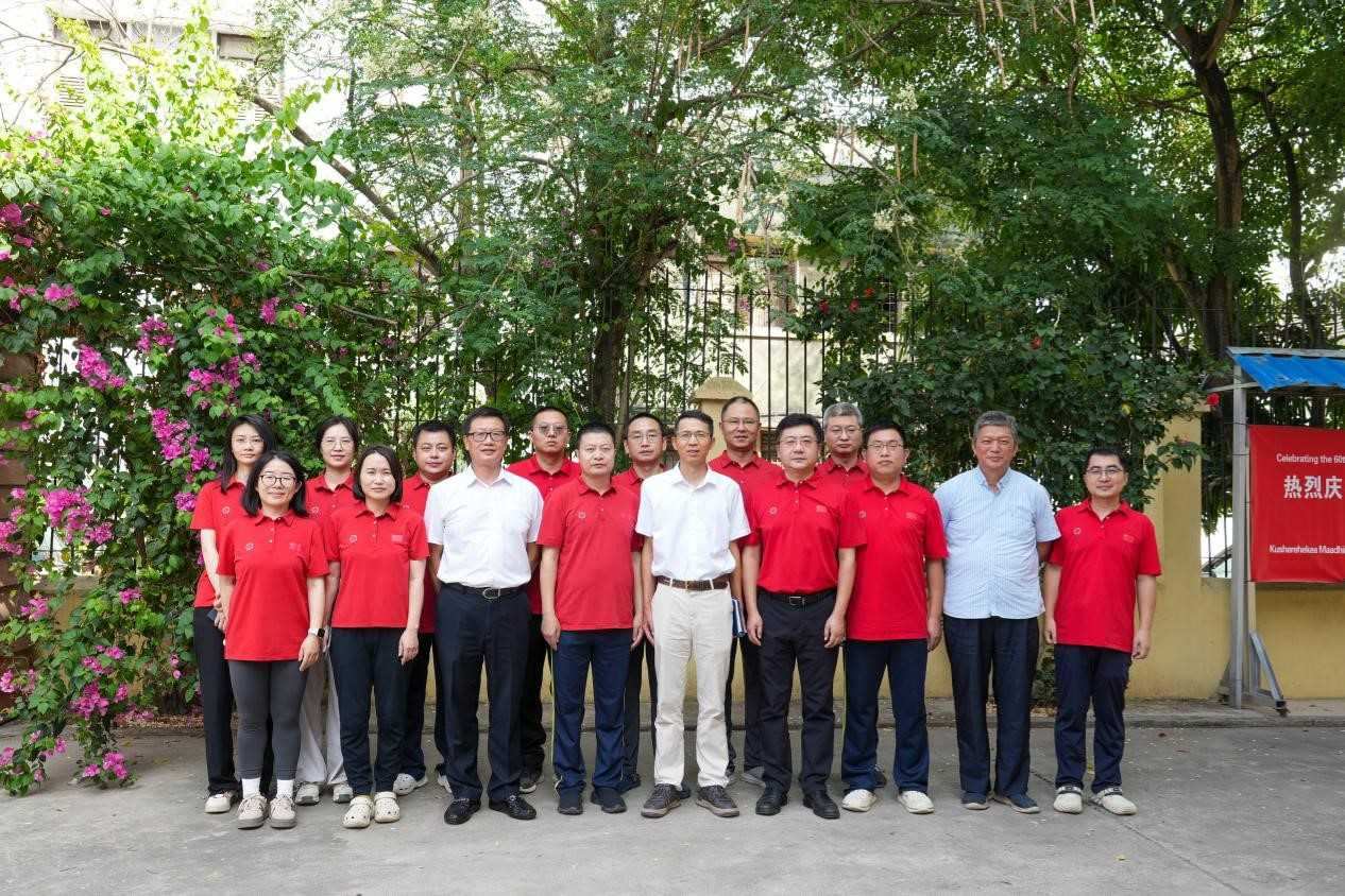 李強(qiáng)華與醫(yī)療隊(duì)合影。中國(guó)援桑醫(yī)療隊(duì)供圖