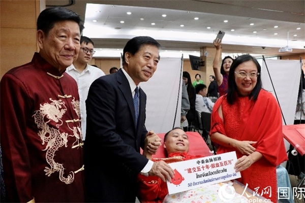 韓志強(qiáng)大使與獻(xiàn)血者代表合影。朱瀟逸攝