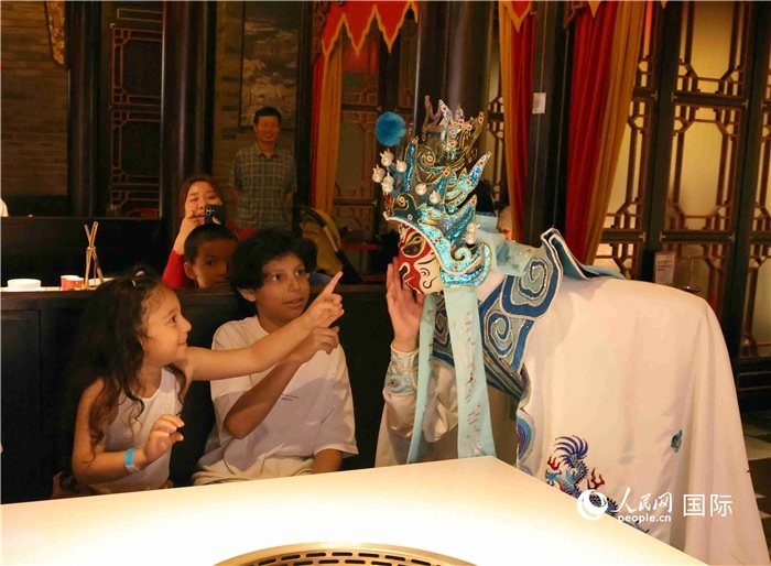 迪拜火鍋店里的川劇變臉表演。 人民網(wǎng)記者 管克江攝