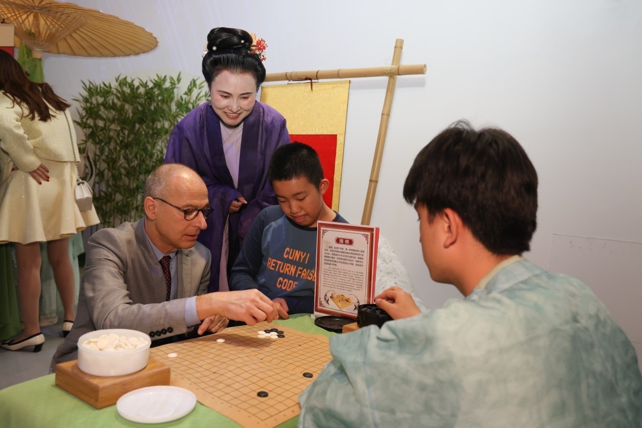 嘉賓體驗圍棋對弈。人民網(wǎng)記者 任皓宇攝